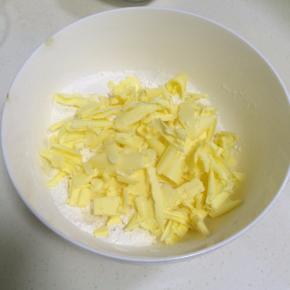 加入切好的黄油片。