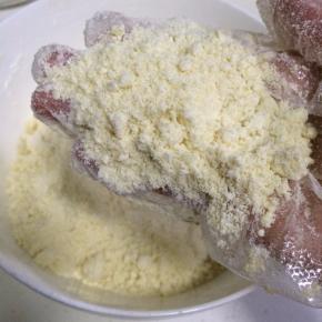 用手把黄油和其他粉类搓成屑状。