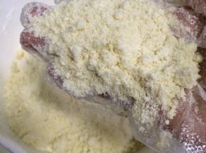 用手把黄油和其他粉类搓成屑状。