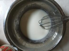 牛奶和玉米油混合均匀，看不见油点即可。