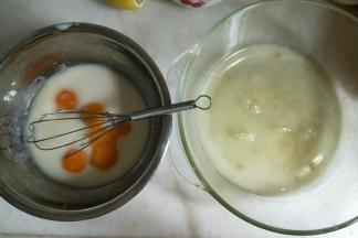 分离蛋清和蛋黄，称重，将蛋黄加入乳化好的牛奶液中。