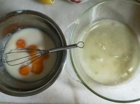 分离蛋清和蛋黄，称重，将蛋黄加入乳化好的牛奶液中。