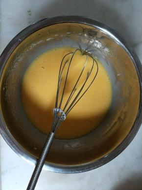 将蛋黄和牛奶液搅拌均匀。