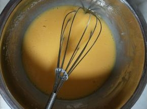 将蛋黄和牛奶液搅拌均匀。