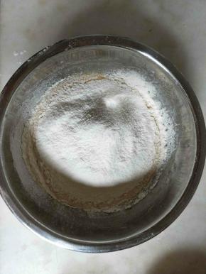 低筋面粉过筛加入蛋黄液中。