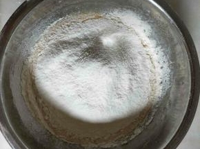 低筋面粉过筛加入蛋黄液中。