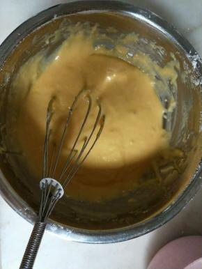 画Z字轻轻混合至没有干粉即可，不能过度搅拌，以免起筋。