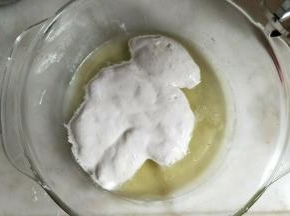 蛋清加少许柠檬汁和fluff焦糖味棉花糖静置30秒，然后再打发。