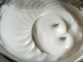打发至干性发泡(轻轻提起打蛋器能拉出直立小尖角即可)