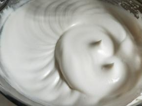 打发至干性发泡(轻轻提起打蛋器能拉出直立小尖角即可)