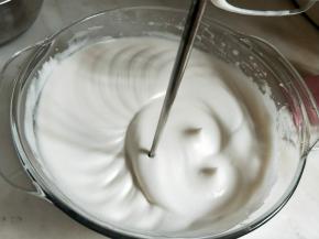 如何检验是否干性发泡:将筷子插进打发好的蛋白霜，筷子不倒即打发好了。