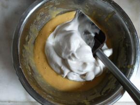 蛋白霜分三次加入蛋黄糊中翻拌、切拌均匀。