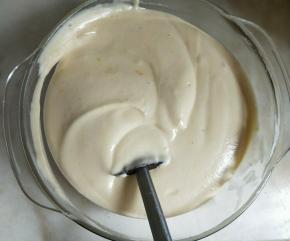 注意翻拌动作要快，次数不能太多，蛋白霜容易消泡。