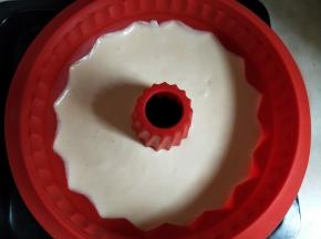 预热烤箱150度，面糊倒入乐葵八寸萨瓦林模具，烤箱中层烤60分钟左右。
