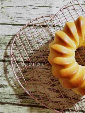 出炉立刻震模倒扣，过几分钟模具自己会脱落，放凉的过程中，可以制作fluff焦糖棉花糖淋面。