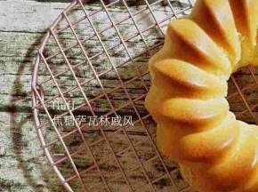 出炉立刻震模倒扣，过几分钟模具自己会脱落，放凉的过程中，可以制作fluff焦糖棉花糖淋面。