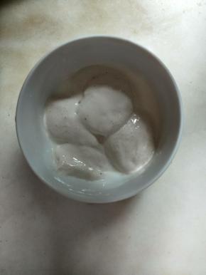 吉利丁片提前用凉开水泡软，在牛奶中加入fluff棉花糖静置30秒。