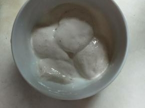 吉利丁片提前用凉开水泡软，在牛奶中加入fluff棉花糖静置30秒。
