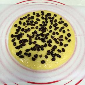 再撒上适量的蜜红豆。