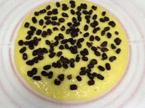 再撒上适量的蜜红豆。