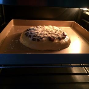 把松饼面团移入不粘烤盘内（也可以直接提着油纸一起放入烤盘内），入预热好的烤箱中层180度，上下火，约25分钟左右。