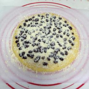 最后撒上先前预留的酥粒，松弛30分钟。