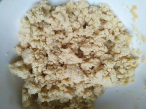 玉米面放入碗中，倒入开水。边搅拌边倒水。把玉米面拌成雪花状放凉备用。