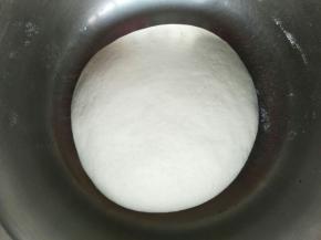 酵母倒入温水中混合均匀，倒入面粉中，和成光滑的面团