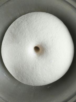 保鲜膜覆盖发酵至两倍大