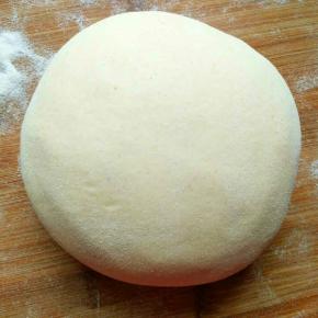 放凉的玉米粉加入到发酵好的白色面团，重新揉至光滑(也可以直接把玉米粉和面粉一块发酵，但是这种做法口感不同，我比较偏爱提前把玉米面烫过的口感)