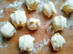 把面团揉匀并搓长，撮成大小相同的小剂子，大小根据自己喜欢就可