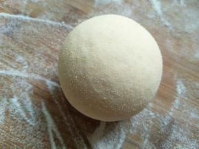 取一个小剂子揉成表面光滑的馒头形状