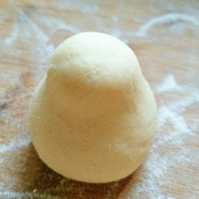 将馒头整形成梨形