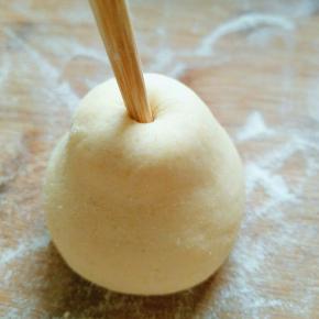 用筷子在顶部戳个洞，再稍微整形一个梨子做好了