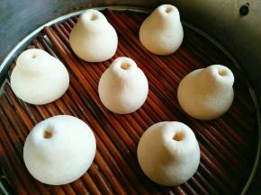 做完所有面团，醒发15分钟，冷水入锅开锅后13分钟关火，虚蒸五分钟出锅