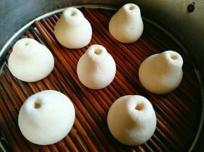 做完所有面团，醒发15分钟，冷水入锅开锅后13分钟关火，虚蒸五分钟出锅