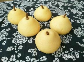 少许可可粉加面粉加水揉匀搓成长条，电饼铛烙干装饰