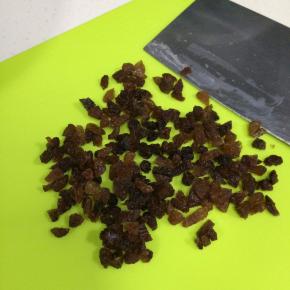 用刀把葡萄干切碎些。
