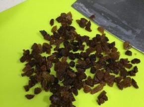 用刀把葡萄干切碎些。