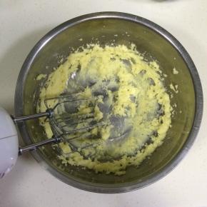 用打蛋器打发，直到体积膨松，颜色略变浅。