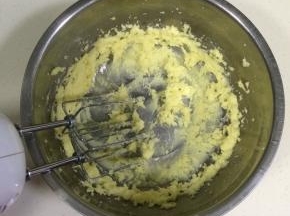 用打蛋器打发，直到体积膨松，颜色略变浅。