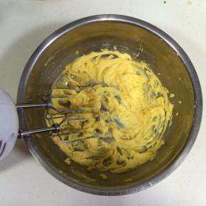 每次都要等蛋黄和黄油完全混合均匀再加入下一个蛋黄液的量。