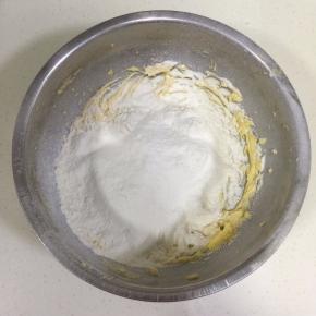 筛入低筋面粉。