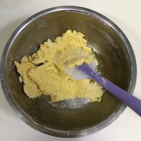 用刮刀翻拌至无干粉状态。