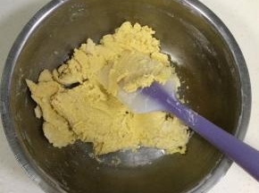 用刮刀翻拌至无干粉状态。