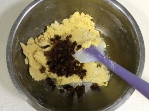 加入切好的葡萄干。