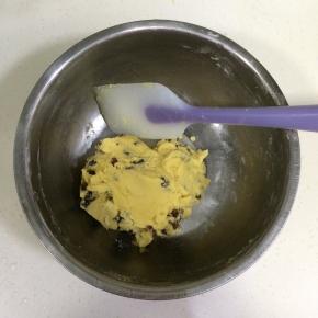 继续翻拌均匀。