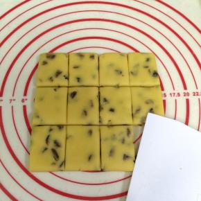 切成小长方形的块状。