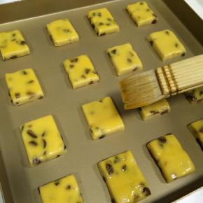 依次摆入不粘烤盘内，用刷子在表面刷一层蛋黄液。