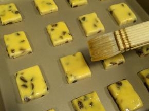 依次摆入不粘烤盘内，用刷子在表面刷一层蛋黄液。